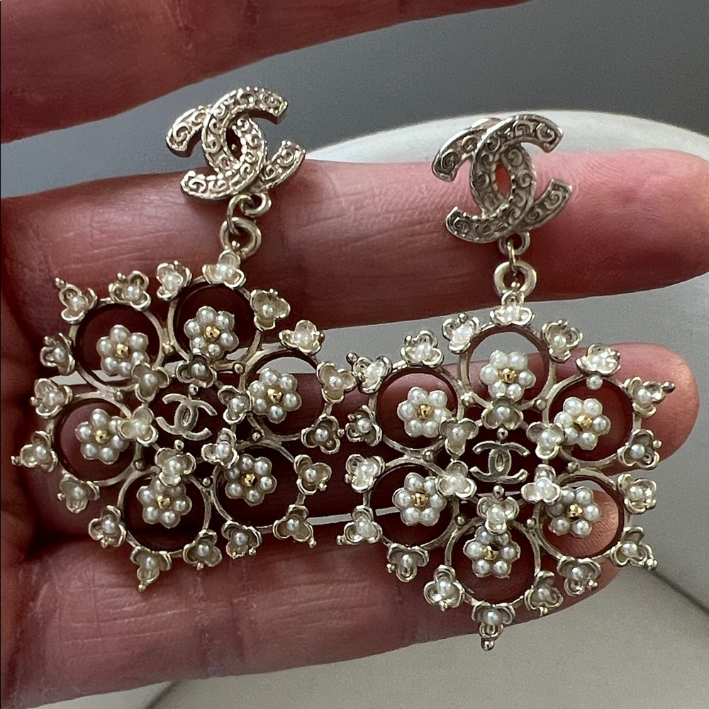 CHANEL Silver and Pearl Floral Earrings - Picture 4 of 10